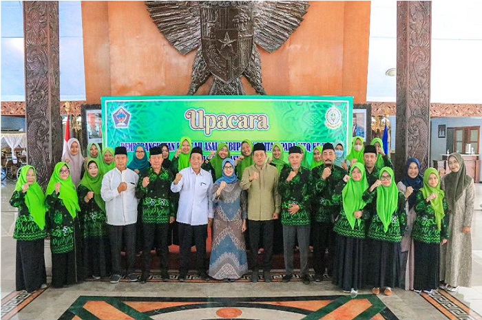 Bupati Blitar Rini Syarifah lepas pemberangkatan Kafilah asal Kabupaten Blitar pada Musabaqah Tilawatil Qur'an (MTQ) ke 30 di Kota Pasuruhan.