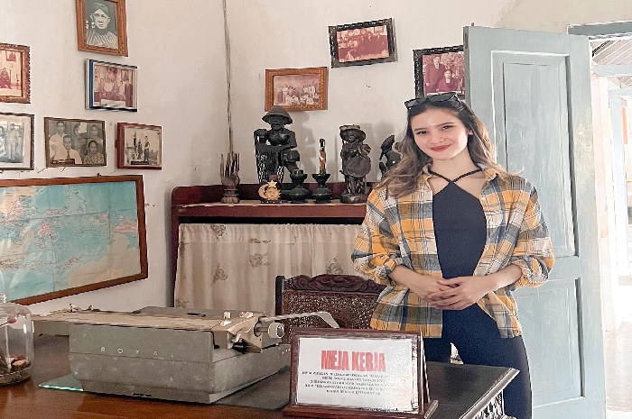 Salah satu tempat wisata sejarah di Kota Blitar adalah Istana Gebang yang merupakan rumah Bung Karno sewaktu remaja.