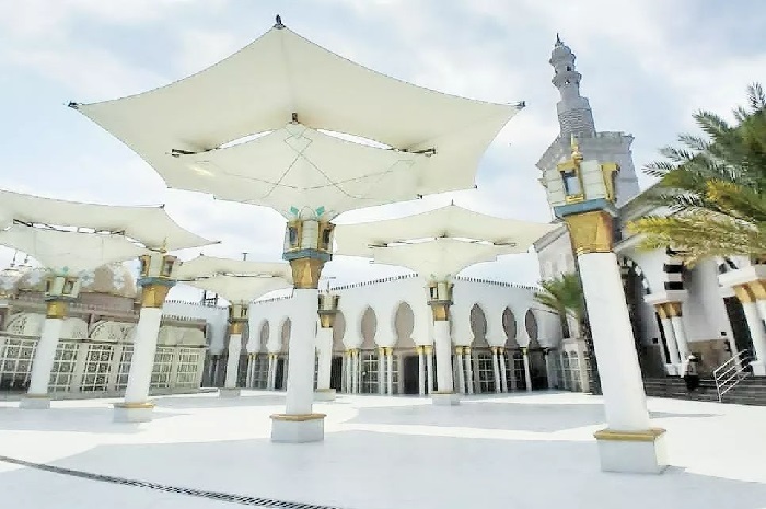 Masjid Ar-rahman Kota Blitar ini mengusung arsitektur utsmaniyah mamluk. Sehingga seluruh konsep ruang mulai dari pelataran hingga tempat wudhu pun dibuat semirip mungkin dengan masjid Nabawi di Madinah.
