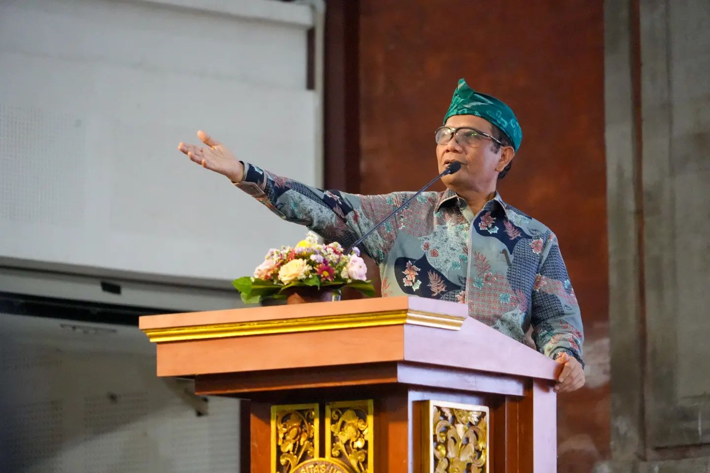 Nama Mahfud MD semakin sering diperbincangkan karena ada sinyal kode yang menyebut inisial namanya sebagai bacapres.