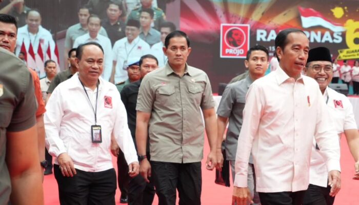 Jokowi Masuk Arena Rakernas Projo, Gibran Keluar?