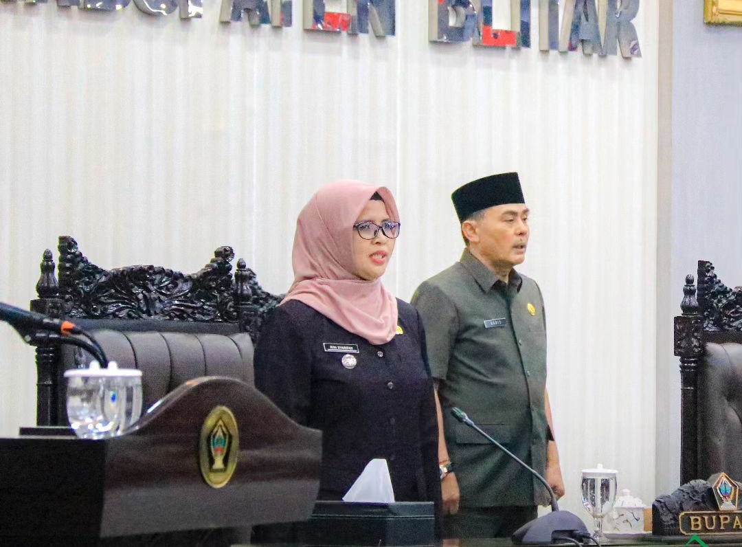 Bupati Blitar, Rini Syarifa sampaikan klarifikasi dari pandangan umum fraksi-fraksi dalam rapat paripurna.