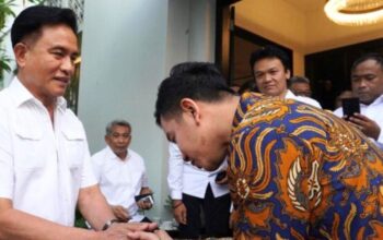 Gibran Rakabuming Raka menyambangi kediaman Ketua Umum PBB Yusril Ihza Mahendra di kawasan Kebayoran, Jakarta, Sabtu (21/10) sore.(Foto: Dok. Istimewa)
