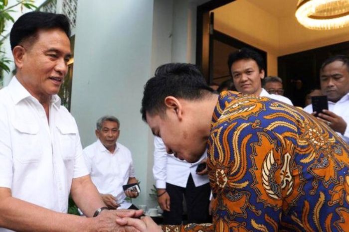 Gibran Rakabuming Raka menyambangi kediaman Ketua Umum PBB Yusril Ihza Mahendra di kawasan Kebayoran, Jakarta, Sabtu (21/10) sore.(Foto: Dok. Istimewa)