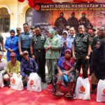 TNI Gelar Bakti Sosial Kesehatan dan Berbagi Sembako Bersama Masyarakat Bangkalan 