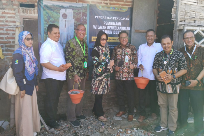 Peletakan batu pertama dalam pembangunan 100 jamban sehat oleh Kadinkes Sidoarjo, Dr. Fenny Apridawati dan Direktur Polkesbaya, Luthfi Rusyadi sebagai wujud di mulai pembangunan 100 jamban sehat di Kecamatan Tulangan.