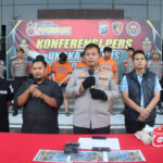 Pers release Pelaku pengeroyokan penjaga warung kopi (warkop) di Daerah Karangbong, Gedangan, Sidoarjo di mako Polresta Sidoarjo. 