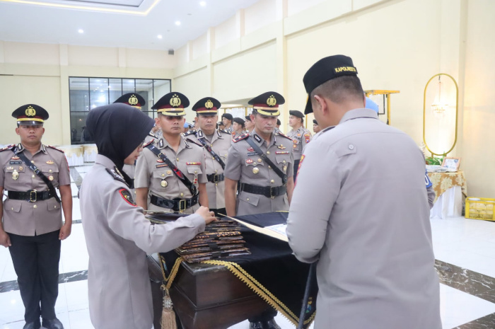 Kapolresta Sidoarjo pimpin Sertijab Kabag Ops dari Kompol Christian Bagus Yulianto diserahterimakan ke Kompol Riki Donaure Piliang