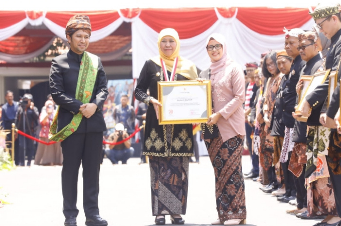 Bupati Blitar, Rini Syarifah mendapat penghargaan sebagai Kepala Daerah yang berkomitmen mengembangkan peternakan unggas dalam mendukung ketahanan pangan.