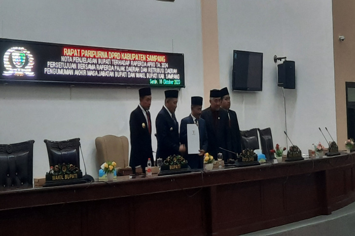 Bupati dan Wabup Sampang serta ketua DPRD dan unsur pimpinan ketika menjalani proses sidang paripurna pengumuman akhir masa jabatan Bupati dan Wakil Bupati Sampang.