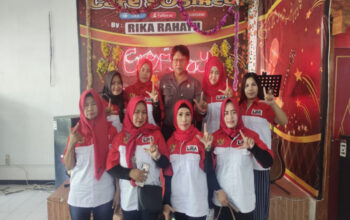 Bupati LSM LIRA DPD Sidoarjo Winarno bersama Srikandi LSM LIRA DPD Sidoarjo