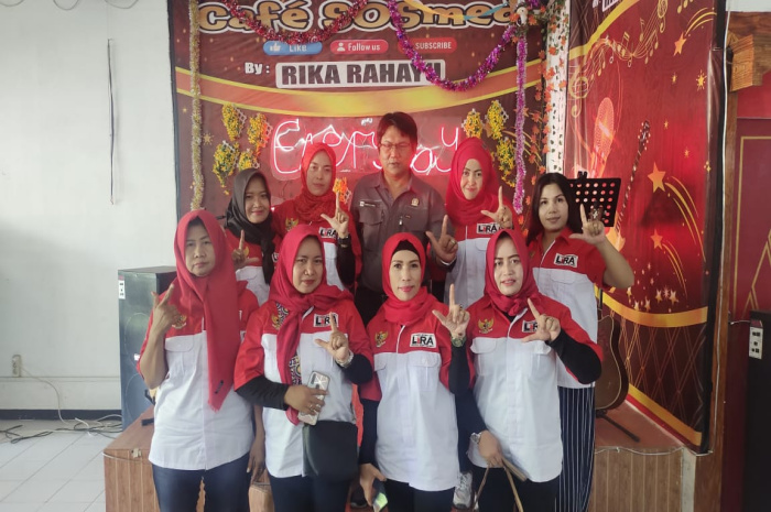 Bupati LSM LIRA DPD Sidoarjo Winarno bersama Srikandi LSM LIRA DPD Sidoarjo
