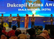 Dispendukcapil Pemkot Surabaya Dapat Penghargaan Dukcapil Prima Kategori Kota Jumlah Penduduk Besar