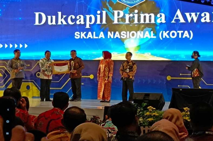 Kepala Dispendukcapil Kota Surabaya Eddy Christijanto. Ketika menerima penghargaan dari Menteri Dalam Negeri Tito Karnavian.
