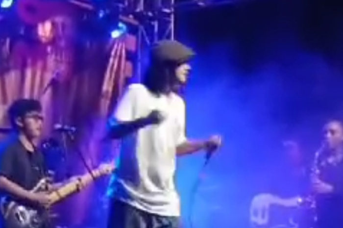 Konser musik raggae ketika berlansung di halaman Gedung Dekranasda Jl. KH Wahid Hasyim, Sampang, Madura, dan dipantau langsung oleh sejumlah Ulama bersama Laskar Sakera.