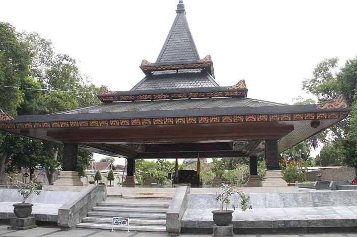 makam Bung Karno juga memiliki sebuah perpustakaan yang menyimpan koleksi tulisan-tulisan Bung Karno serta berbagai buku mengenai sosok proklamator ini.
