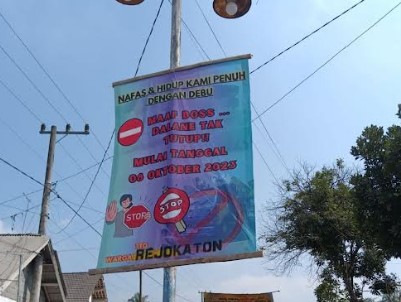 Tutup Jalan Akses Tambang Pasir Blitar, Warga: Hidup Kami Penuh Debu