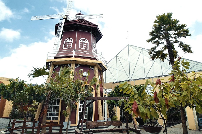 Tempat satu ini cocok apabila ingin menghabiskan akhir pekan bersama keluaga dan Kampung Cokelat bisa jadi pilihan yang pas untukmu.