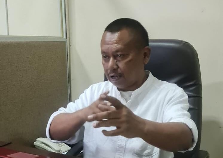 Ketua Persatuan Jurnalis Indonesia (PWI) Jatim, Lutfil Hakim meminta para wartawan untuk lebih selektif memuat hasil survei politik.