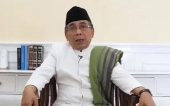 Ketua Umum PBNU KH Yahya Cholil Staquf menjawabnya dengan mengajak warga hadir dalam agenda Semiliar Selawat Nariyah