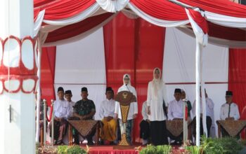 Pemerintah Kabupaten Blitar menggelar upacara peringatan Hari Santri Nasional Tahun 2023 di Alun-alun Kanigoro, Minggu, 22 Oktober 2023.