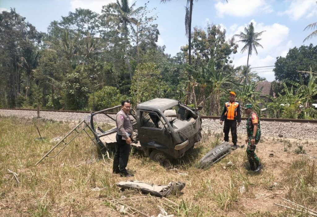 KA Singsari Samber Sebuah Pickup Saat Melintas Blitar