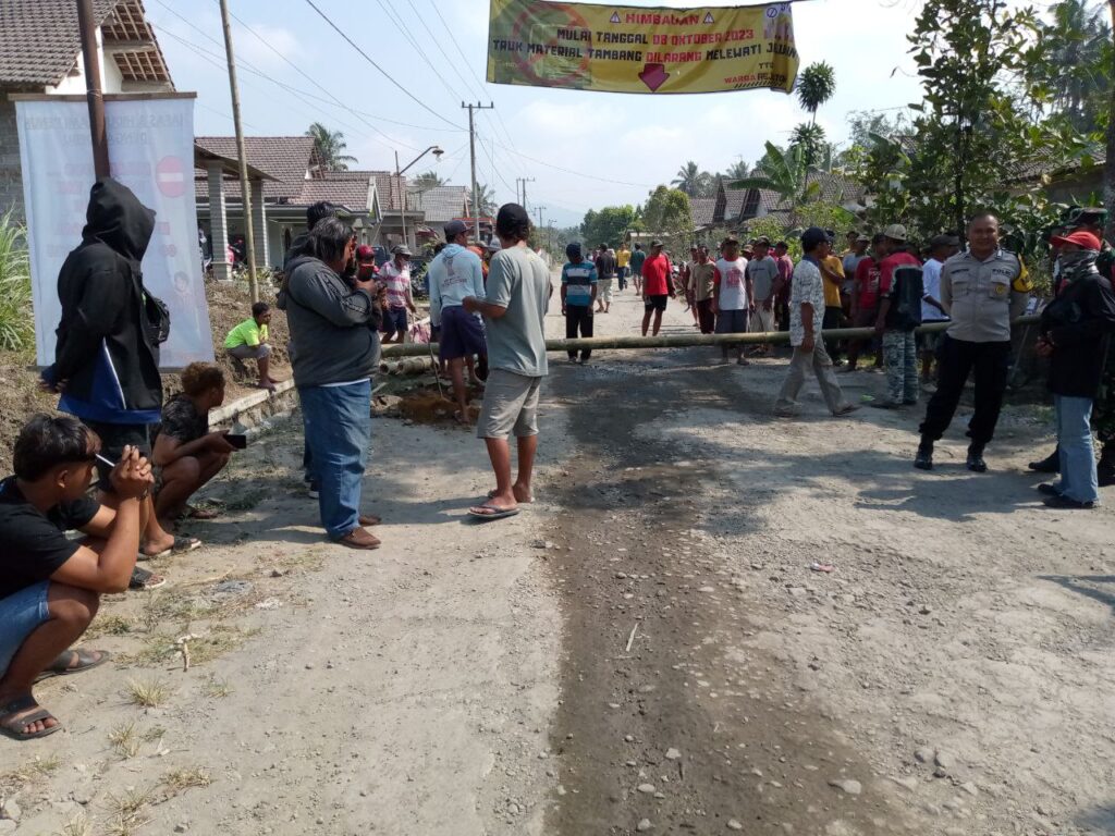 Warga Blitar Tutup Akses Jalan Tambang Pasir