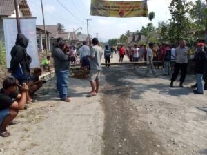Warga Blitar Tutup Akses Jalan Tambang Pasir