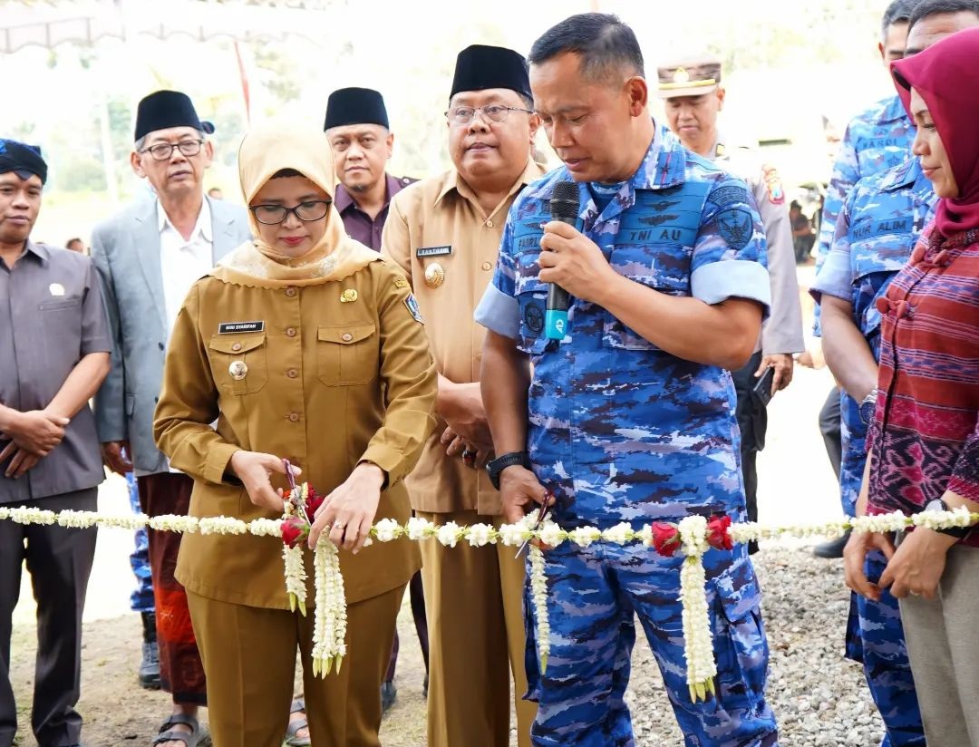 Bupati Blitar Potong Pita Peresmian Pangkalan Udara Abdulrachman Saleh