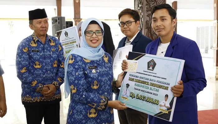 Bupati Blitar Berikan Bantuan Pendidikan Bagi Mahasiswa Berprestasi dan Kurang Mampu