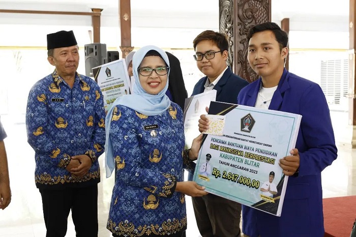 Bupati Blitar Rini Syarifah menghadiri acara penerimaan bantuan pendidikan bagi mahasiswa berprestasi atau kurang mampu.