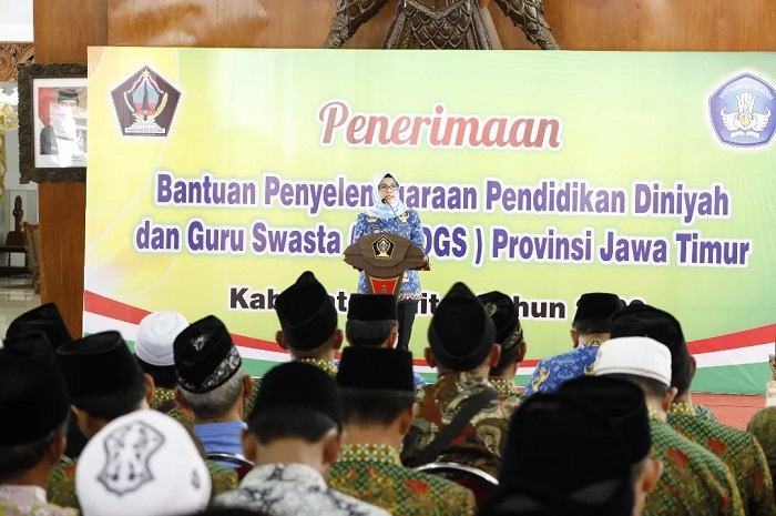 Bupati Blitar Rini Syarifah menyalurkan Bantuan Penyelenggaraan Pendidikan Diniyah dan Guru Swasta (BPPDGS).