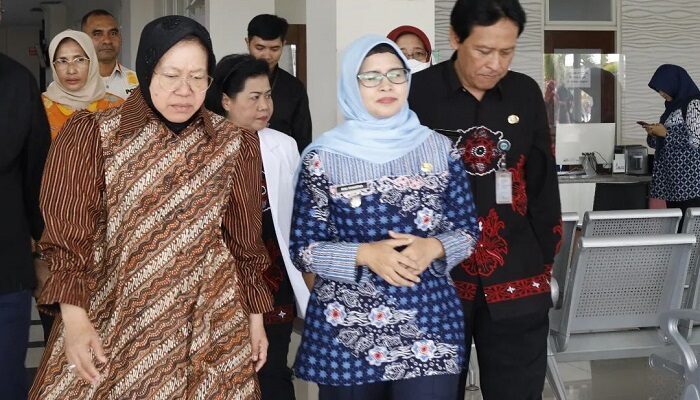 Bupati Blitar Dampingi Mensos Tinjau Operasi Katarak Gratis
