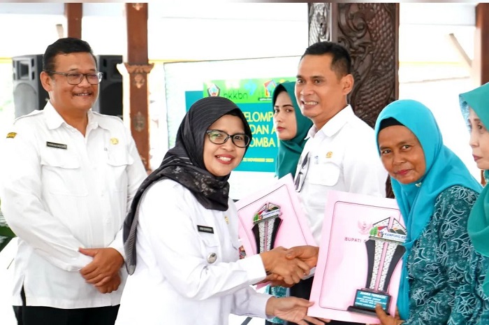 Bupati Blitar Rini Syarifah menghadiri kegiatan pembinaan Kelompok Kerja Kampung KB dan Apresiasi Pemenang Lomba Dapur Sehat Atasi Stunting