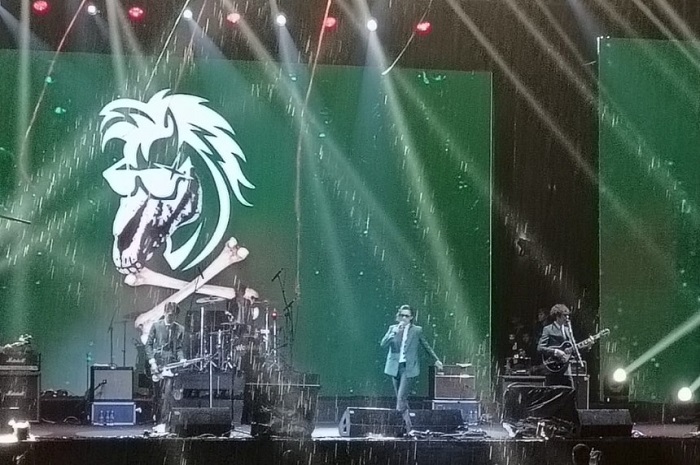 Festival musik Remember November hari pertama, pada Sabtu (04/11/23) berlangsung meriah. Sejak pukul 15.00 WIB, penonton sudah memaskui venue di Parkir Timur Senayan, Jakarta hingga waktu Magrib semakin padat dan mengular.