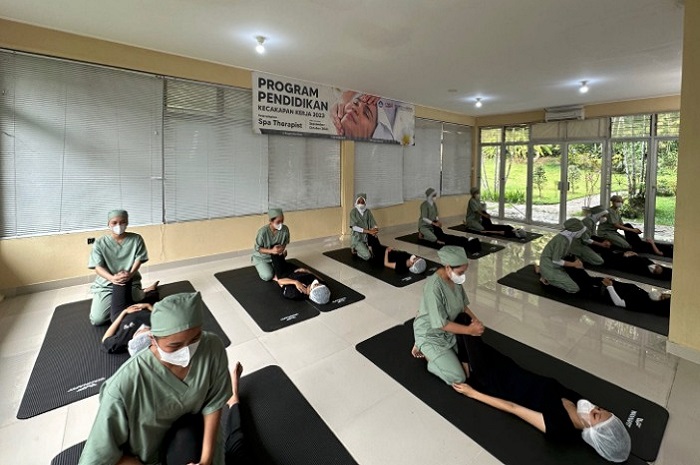 Pemerintah melalui Direktorat Kursus dan Pelatihan (Ditsuslat) Kementerian Pendidikan, Kebudayaan, Riset dan Teknologi menggelar program atau kegiatan Pendidikan Kecakapan Kerja (PKK).