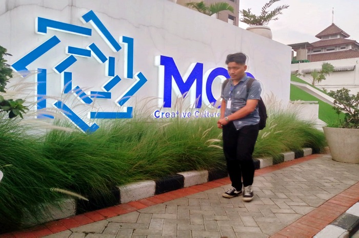 Salah satu peserta UKW saat mengunjungi Malang Creative Center (MCC)