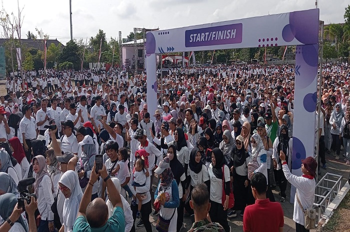 Berseragam serba putih, ribuan guru dan Aparatur Sipil Negara (ASN) di Kabupaten Boyolali, Jawa Tengah (Jateng) padati Alun alun Kidul