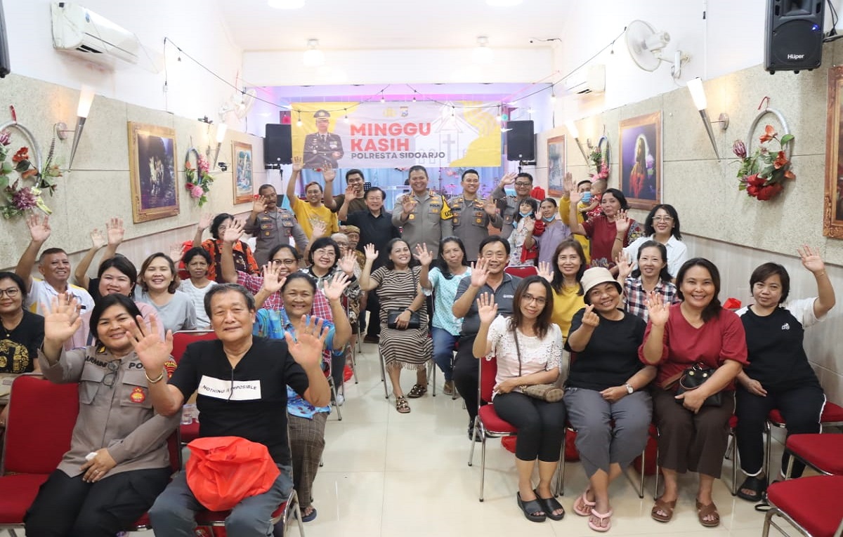 Polresta Sidoarjo Gelar Minggu Kasih di Gereja Mahanaim IDPOST.CO.ID - Polresta Sidoarjo, Pada Minggu (26/11/2023) menggelar program Minggu Kasih yang secara rutin dilaksanakan dengan mendatangi rumah ibadah maupun gereja umat Kristen di wilayah Kabupaten Sidoarjo setiap minggunya. Pada kali ini Kapolresta Sidoarjo Kombes Pol Kusumo Wahyu Bintoro beserta para pejabat utama dan Kapolsek jajaran, serta forkopimka menghadiri acara Minggu Kasih di Gereja Mahanaim, berlokasi di komplek perumahan Pondok Mutiara, Sidoarjo. Program Minggu Kasih ini digelar bertujuan guna mempererat hubungan antara Polisi dan masyarakat terutama umat Kristiani dalam memberikan pemahaman tentang pentingnya menjaga toleransi dan kerukunan antar umat beragama. “Program Minggu Kasih merupakan bentuk interaksi secara langsung antara Kepolisian bersama masyarakat untuk mendengarkan saran, kritikan, masukan, serta pengaduan masyarakat terkait dengan pelayanan Kepolisian diwilayahnya,” kata Kapolresta Sidoarjo Kombes Pol Kusumo Wahyu Bintoro. Pada acara Minggu Kasih, Kapolresta Sidoarjo menghimbau kepada masyarakat untuk terus menguatkan toleransi dan kerukunan antar umat beragama, terutama menjelang Pemilu 2024, agar tercipta kondusifitas kamtibmas yang aman dan nyaman di wilayah Sidoarjo. "Dalam Pemilu 2024, perbedaan pandangan maupun keyakinan adalah hal yang wajar. Jangan dijadikan polemik berkepanjangan. Mari kita tetap menjaga toleransi dan kerukunan agar wilayah kita tetap aman, kondusif, dan harmonis," pesan Kapolresta Sidoarjo. Polresta Sidoarjo juga menyediakan berbagai layanan gratis pada acara Minggu Kasih guna membantu masyarakat yang membutuhkan seperti bakti sosial dan bakti kesehatan dan pengobatan gratis bagi warga masyarakat. Program rutin Minggu Kasih Polresta Sidoarjo menunjukkan bahwa Kepolisian bukan hanya bekerja menjaga keamanan dan ketertiban, tetapi juga berperan aktif dalam membina hubungan yang harmonis antara Polisi dan masyarakat setempat. Dengan memberikan bantuan sosial sekaligus fasilitas kesehatan, Kepolisian membuktikan bahwa mereka memperhatikan kesejahteraan masyarakat. Sesuai dengan tugas-tugas pokoknya sebagai pelindung, pengayom dan pelayan masyarakat. Diharapkan program Minggu Kasih Polresta Sidoarjo dapat menjadi inspirasi bagi Polisi di seluruh Indonesia untuk terus aktif dalam membangun hubungan yang harmonis serta menjaga keamanan dan toleransi antar umat beragama.