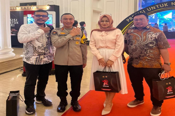 KSB PP IWO foto bersama dengan Kadiv Humas Polri Irjen Sandi Nugroho.