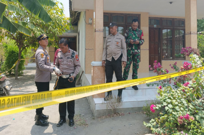 Petugas kepolisian dari Polsek Kota dan Polresta Sidoarjo datang dan melakukan olah TKP perampokan guru ngaji serta sekaligus memasang garis polisi untuk menjauhkan kerumunan warga