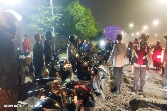 Petugas gabungan mengamankan 30 unit motor dalam penertiban balapan liar di kawasan jalan raya bypass Balongbendo 