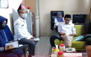 Ketua KPU Sampang Addy Imansyah ketika bersama anggota komisioner lainnya di Kantor KPU Sampang Jl. Diponoegoro.
