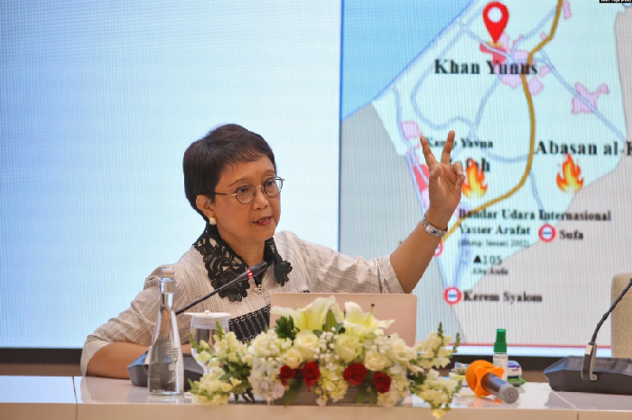Menteri Luar Negeri Republik Indonesia Retno Marsudi memberikan keterangan pers kepada para wartawan terkait evakuasi WNI di Jakarta, Jumat, 3 November 2023. (Foto: Indra Yoga/VOA)