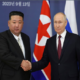 Presiden Rusia Vladimir Putin (kanan) menjabat tangan Pemimpin Korea Utara Kim Jong Un dalam pertemuan di Vostochny cosmodrome, Rusia, pada 13 September 2023. (Foto: Vladimir Smirnov, Sputnik, Kremlin Pool Photo via AP, File)