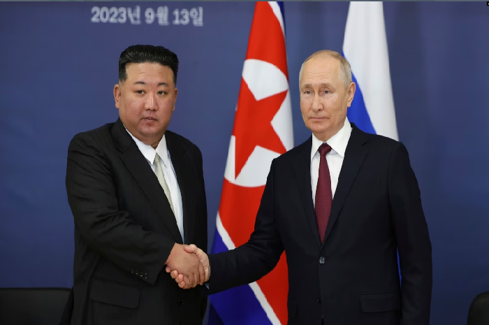 Presiden Rusia Vladimir Putin (kanan) menjabat tangan Pemimpin Korea Utara Kim Jong Un dalam pertemuan di Vostochny cosmodrome, Rusia, pada 13 September 2023. (Foto: Vladimir Smirnov, Sputnik, Kremlin Pool Photo via AP, File)
