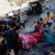 Warga Palestina membawa jenazah dari bawah reruntuhan rumah yang hancur pasca serangan udara Israel di Kota Gaza, 4 November 2023. (Foto: AP)