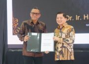 Ketua BNSP Serahkan Sertifikat Kompetensi GRC Tingkat Utama ke Menteri Bappenas