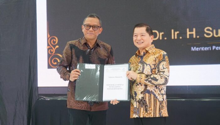 Ketua BNSP Serahkan Sertifikat Kompetensi GRC Tingkat Utama ke Menteri Bappenas