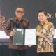 Syamsi Hari Ketua BNSP Saat Menyerahan Sertifikat Kompetensi GRC Tingkat Utama (GRC for Executives) ke Menteri Bappenas, di kantor Bappenas, Senin (27/11/2023). (Doc.Ist)